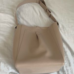 Everlane the Italian leather studio bag in color Taupe